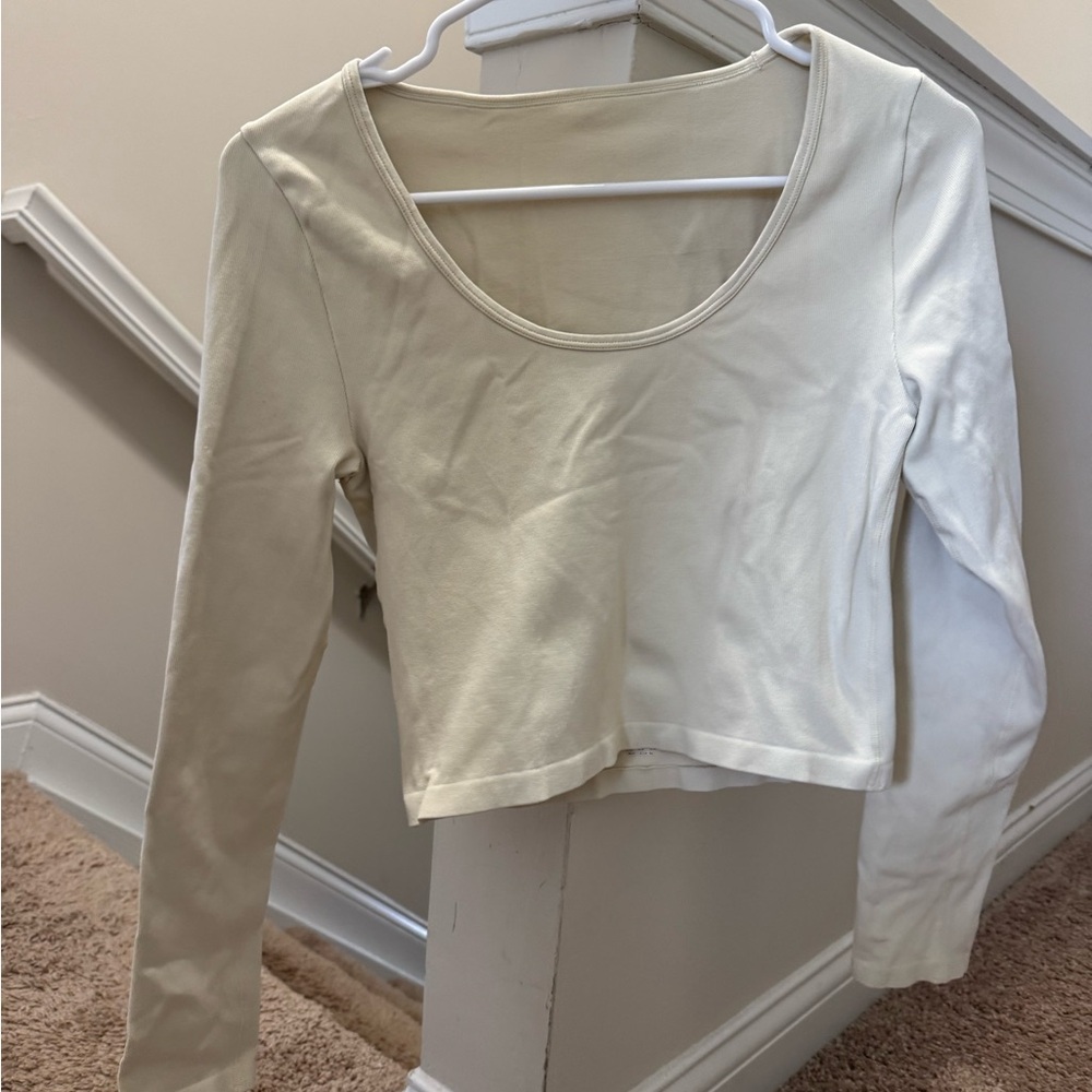 QQQ Women's Scoop Neck Long Sleeve Crop Top in Cream- SEAMLESS